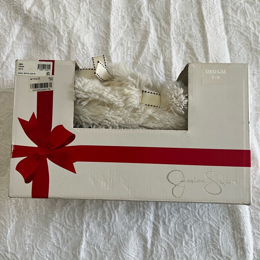 Jessica Simpson - White fuzzy slippers - NWT - Size 7/8